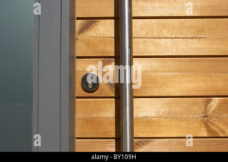 In prossimità di una porta di legno. Foto Stock