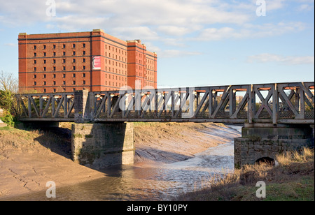 In disuso il ponte ferroviario sul fiume Avon con il vecchio magazzino del legame ora sede di creare il centro di Bristol e Records Office in Bristol Foto Stock