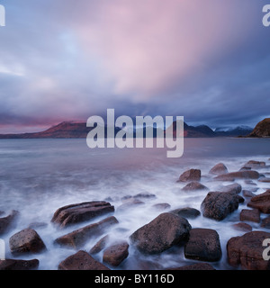 Vista verso il nero Cuillins da Elgol, Isola di Skye in Scozia Foto Stock