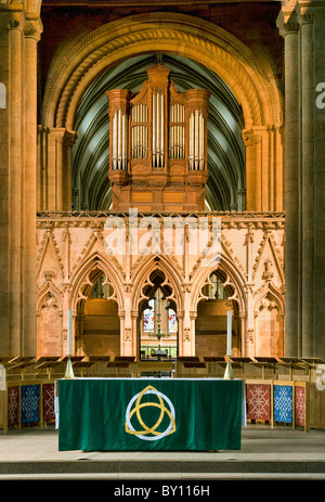 Southwell Minster Nottinghamshire Inghilterra altare della navata guardando verso la pietra scolpita schermo arco romanico e organo Foto Stock