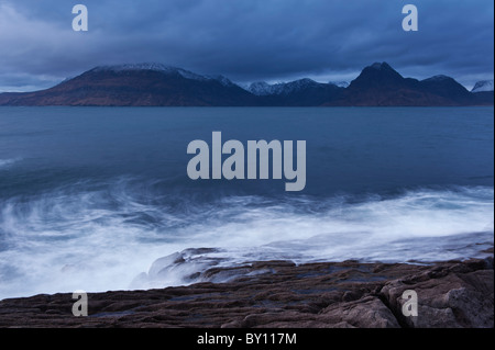 Vista verso il nero Cuillins da Elgol, Isola di Skye in Scozia Foto Stock