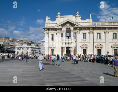 Le persone al di fuori della Stazione Marittima edificio - stazione di traghetti - Genova Foto Stock