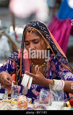 Donna vendita di bracciali in Jodhpur Foto Stock