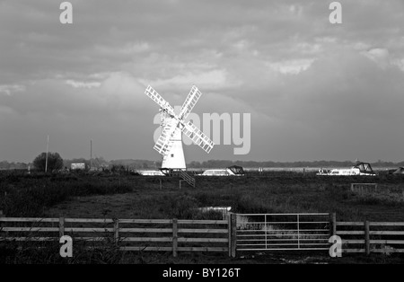 Una scena in bianco e nero sulla Norfolk Broads a Thurne, Norfolk, Inghilterra, Regno Unito. Foto Stock