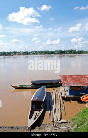 Molo sul fiume di Madre de Dios a Puerto Maldonado, Perù Foto Stock