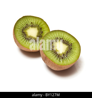 I Kiwi tagliati a metà isolato su un bianco di sfondo per studio. Foto Stock