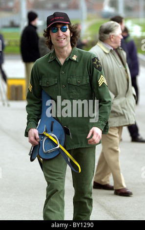 Jockey dilettante Gary Gibson nel suo John Lennon simile a posa al Racecourse Dunstall 1/2/00 Foto Stock