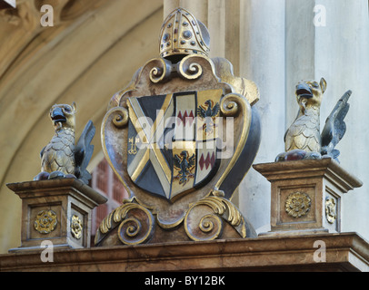 Abbazia di Bath, monumento e lo stemma di James Montagu, morì 1618, Vescovo di Bath e Wells Foto Stock