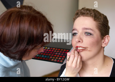 Make-up artist e un modello di Berlino, Germania Foto Stock