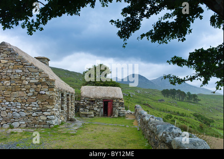 Cottage storico di Dan O'Hara, sfrattati dai britannici e costretti ad emigrare, da dodici Bens montagne, Connemara, Irlanda Foto Stock