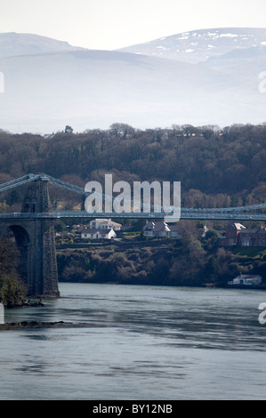 Menai rettilinei sospensione ponte da Anglesey Foto Stock