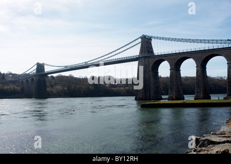 Menai rettilinei sospensione ponte da Anglesey Foto Stock