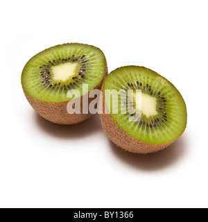 I Kiwi tagliati a metà isolato su un bianco di sfondo per studio. Foto Stock