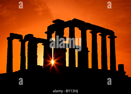 Il tempio di Poseidone (antico dio del mare, secondo la classica mitologia greca) a Capo Sounion, intorno al tramonto. Foto Stock