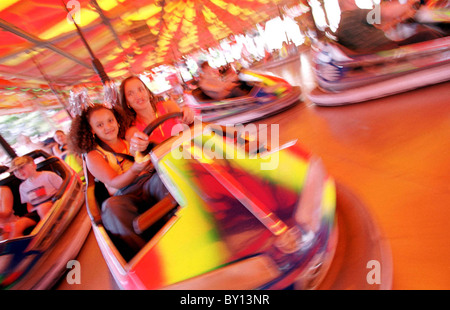 Le persone aventi dun su Dodgems paraurti / vetture al Big Weekend, Cardiff. Foto Stock