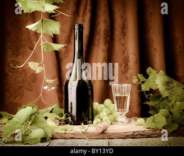 Bottiglia di vino Still Life sullo sfondo dei tappi per bottiglie di vino  Foto stock - Alamy