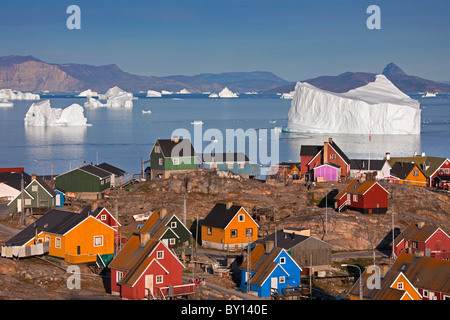 Uummannaq villaggio con case colorate e iceberg nel fiordo, North-Greenland, Groenlandia Foto Stock