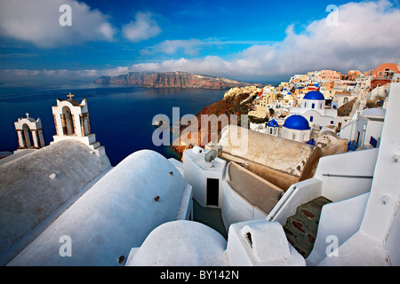 Isola di Santorini, un ampio angolo di visione del pittoresco villaggio di Oia, appesa sopra la caldera. In background, Thirasia isola Foto Stock