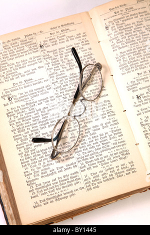 Vecchio libro con gli occhiali da lettura, Berlino, Germania Foto Stock