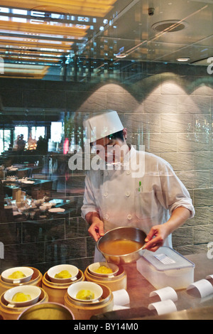 Uno chef rendendo gnocchetti nel Museo del Palazzo Nazionale ristorante a Taipei, Taiwan. Foto Stock