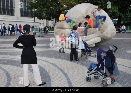 Grande testa di pietra con bambini vicino alla chiesa di Saint-Eustache Parigi Francia Foto Stock