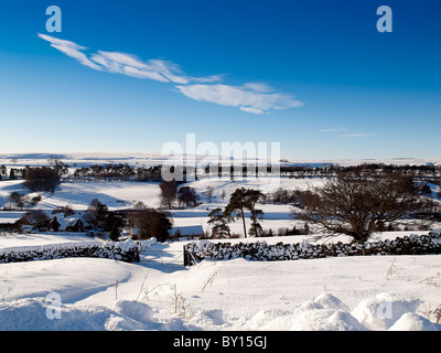 Scena di neve Goathland, guardando molto pittoresca anche se i due strade nel villaggio sono state bloccate con automobili abbandonate . Foto Stock