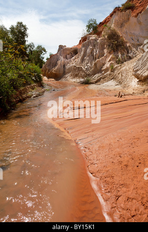 Destinazione turistica del torrente delle fate vicino a Mui NE in Vietnam. Interessanti formazioni rocciose realizzate per erosione a dicembre 2010 Foto Stock