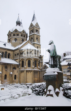 Munsterkerk e Cuypers statua Roermond Paesi Bassi Foto Stock