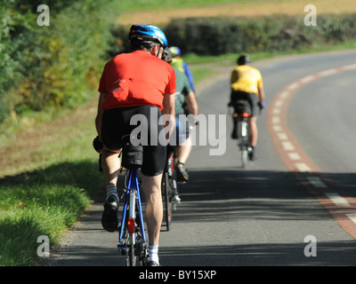 Vivacemente colorato ciclisti escursioni in bicicletta nelle campagne. Foto Stock