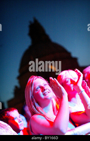 Una ragazza a guardare una delle bande giocando in un libero e open air concerto, parte dei Big Weekend, Cardiff. Foto Stock