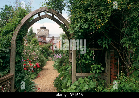 Vista di Romsey Abbey attraverso arco in Re John's Garden Foto Stock