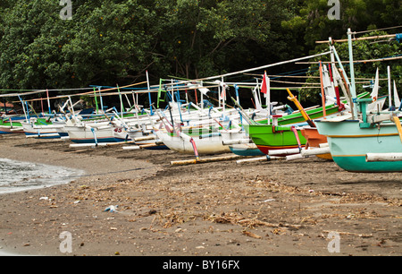 Balinese barche da pesca allineate sulla spiaggia Foto Stock