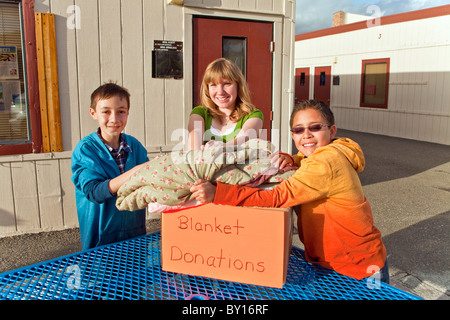 Multi etnico diversità razziale razziale etnicamente multiculturale multi gruppo culturale middle school kids raccogliere coperte per i poveri. Foto Stock