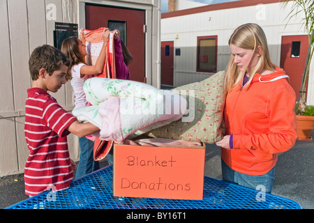 Progetto multi multi etnica della diversità razziale razziale diverse multi gruppo culturale bambini raccogliere coperte di poveri signor © Myrleen Pearson Foto Stock