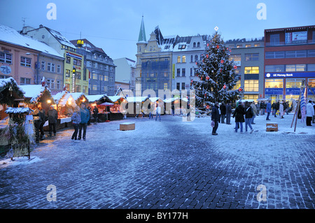 Mirove quadrato con un mercato di Natale, Usti nad Labem, Repubblica Ceca Foto Stock