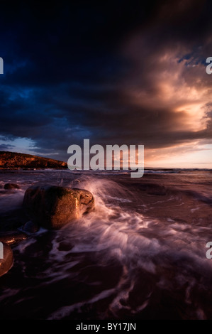 Il mare, le onde, Tramonto, luce solare, Ogmore, Galles, Bridgend, Dunraven Bay, luce della sera Foto Stock