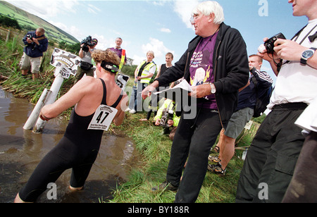 L uomo per entrare in acqua presso il Bog Snorkeling Campionati del Mondo, Llanwrtyd Wells, metà del Galles. Foto Stock