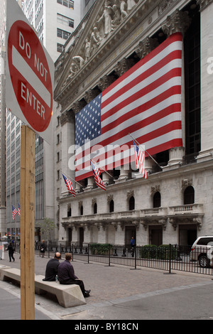 Gli uomini in abiti nella parte anteriore del NYSE, New York City, Stati Uniti d'America Foto Stock