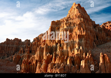 Guglie erosa di argilla crogiolarsi nella luce della sera a Nevada la cattedrale di Gorge State Park. Foto Stock