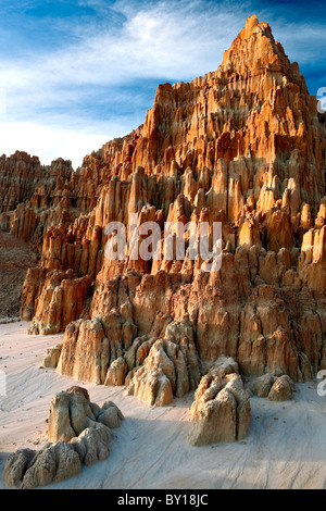 Guglie erosa di argilla crogiolarsi nella luce della sera a Nevada la cattedrale di Gorge State Park. Foto Stock