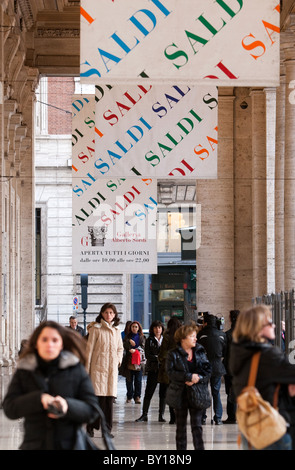 Vendite invernale in gennaio, sconti cartelli in hight street center della città di Roma Italia carrello Foto Stock