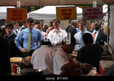 Broker durante la pausa pranzo, la città di New York, Stati Uniti d'America Foto Stock