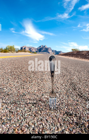 Un fork in the road connota un punto di decisione nella propria vita. Foto Stock