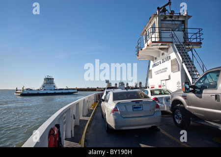 Port Aransas traghetti che trasportano veicoli. Foto Stock