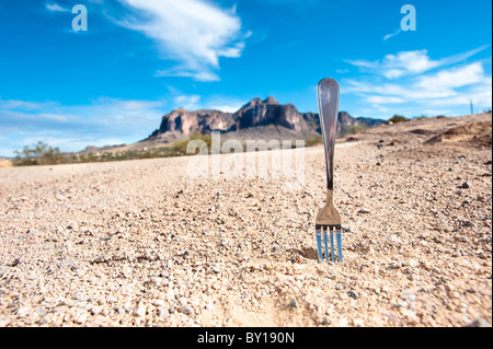 Un fork in the road connota un punto di decisione nella propria vita. Foto Stock