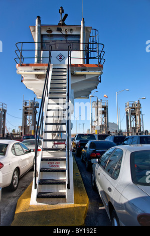 Port Aransas traghetti che trasportano veicoli. Foto Stock