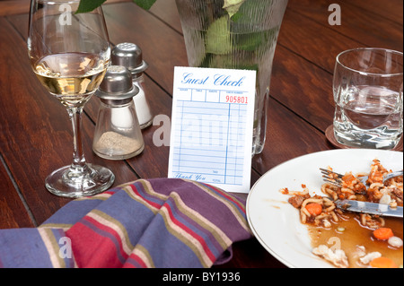 Un ristorante cena valutazione verificare lasciato vuoto per il posizionamento della copia Foto Stock