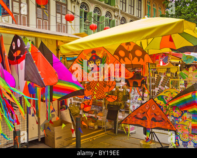 Aquiloni in vendita a Singapore il quartiere Chinatown. Foto Stock