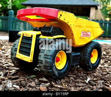 Toy autocarro con cassone ribaltabile sul parco giochi Foto Stock