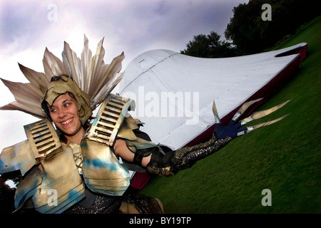 Un alieno accanto al n. Montare membro tenda del circo. Foto Stock